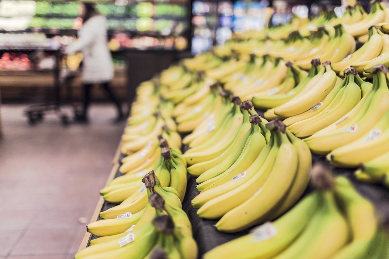 Bananes sur un présentoir d'épicerie