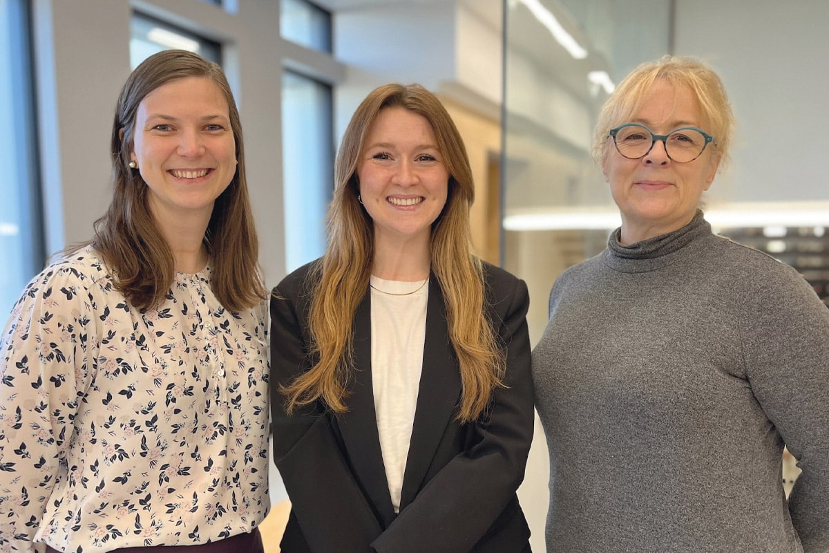 Photo des trois chercheuses, debout côte à côte, de gauche à droite: Catherine Mimeau, Sophie Aubé et Ginette Dionne