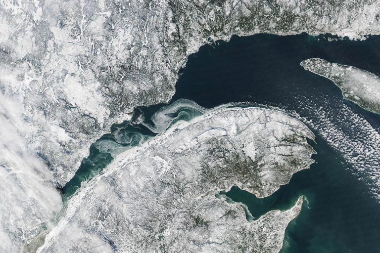 Photo satellite montrant le sud du Québec, le Fleuve et le Golfe du Saint-Laurent.