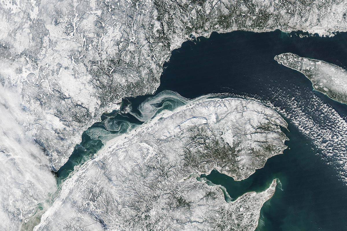 Photo satellite montrant le sud du Québec, le Fleuve et le Golfe du Saint-Laurent.