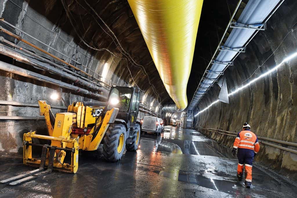 Équipements lourds et travailleurs dans le tunnel.