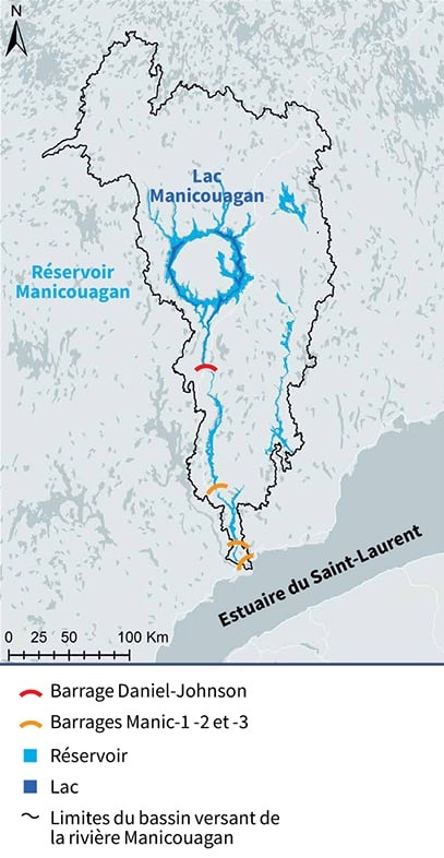 Carte montrant le bassin hydrographique du réservoir Manicouagan. Le fond de carte est blanc. Les lacs et cours d'eau apparaissent en gris pâle. Dans le coin supérieur gauche, une rose des vents pointe le Nord vers le haut. Le contour du bassin hydrographique est tracé en noir. Au centre de l'image, le réservoir Manicouagan a une forme d'anneau. Il est en bleu pâle. Dans le réservoir, une zone plus petite est en bleu foncé, c'est le Lac Manicouagan. On voit les rivières qui se jettent dans le Lac au nord. Au sud du réservoir, la rivière Manicouagan coule vers le sud et se jette dans l'Estuaire du Saint-Laurent, qui occupe le bas de l'image. Le long de la rivière, quelques barrages hydroélectriques, tracés en rouge et en jaune sur l'image. L'échelle apparaît dans le coin inférieur gauche. La largeur de l'image est d'environ 300 km. Sa hauteur, environ 1200 km.