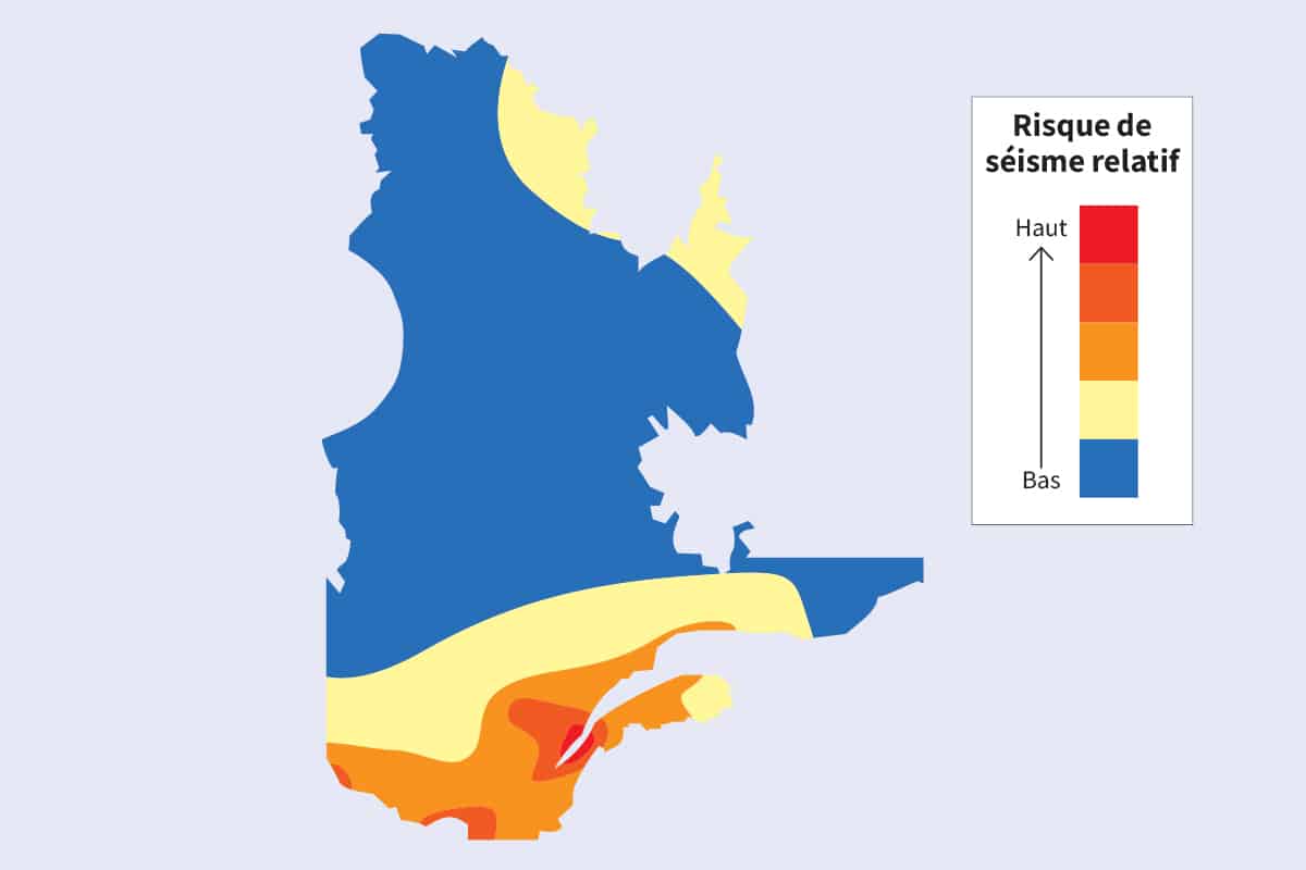 Une carte du Québec indiquant les différentes zones de risque sismique relatif. Le nord du Québec apparaît en bleu (risque bas). La vallée du Saint-Laurent apparaît en orange (risque moyen). La zone de Charlevoix et du Bas Saint-Laurent apparaît en rouge (risque haut).