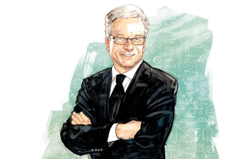 Illustration: Rémi Quirion, de face, portant un complet et une cravate, les bras croisés. Il a des cheveux blancs cours, porte des lunettes et sourit.